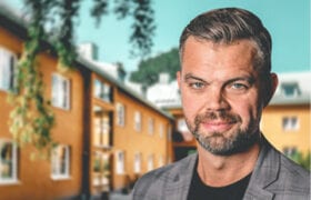 Porträtt på fastighetschef Karl-Johan framför en av HSBs fastigheter