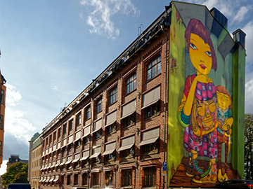 Fastighet med väggmålning på gavel i Mosebacken Stockholm